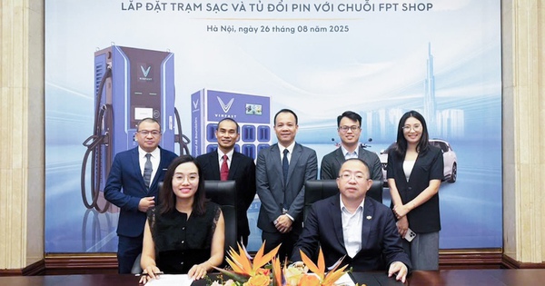 Động thái đầu tiên của VinFast trong chiến lược đổi pin xe máy điện: Bắt tay với FPT Shop, cho phép đổi pin tại tất cả cửa hàng trên toàn quốc