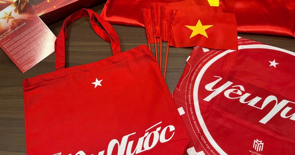 Cư dân Masterise Homes nhận quà yêu nước chung tay phủ đỏ Việt Nam