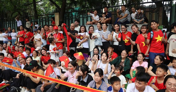 Đây là vị trí hàng chục điểm gửi xe gần khu vực diễu binh nhất, người dân phải xem ngay