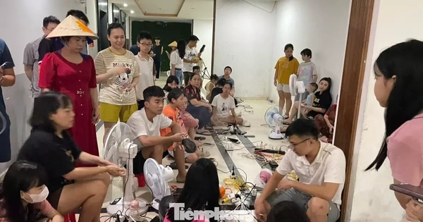 Chật kín người ngồi chờ sạc điện thoại ở trung tâm thương mại, chung cư