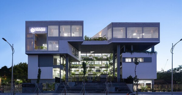 Được cải tạo từ 1 trường tiểu học cũ, công trình hơn 2.000m2 hình chữ U này gây ấn tượng với thiết kế bất đối xứng, còn giành giải quốc tế danh giá