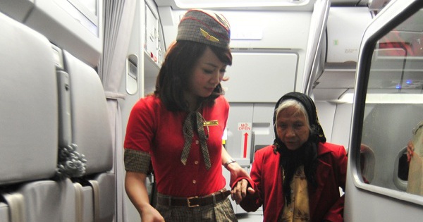 Người trên 60 tuổi đi máy bay phải biết thủ tục này: Vừa tiết kiệm tiền, vừa tiết kiệm thời gian