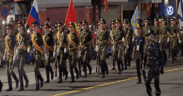 Quân nhân Nga tập diễu binh giữa tiếng reo hò cổ vũ