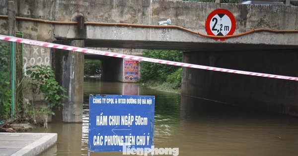 Đại lộ Thăng Long nhiều điểm vẫn ngập sâu, ùn tắc 10 km