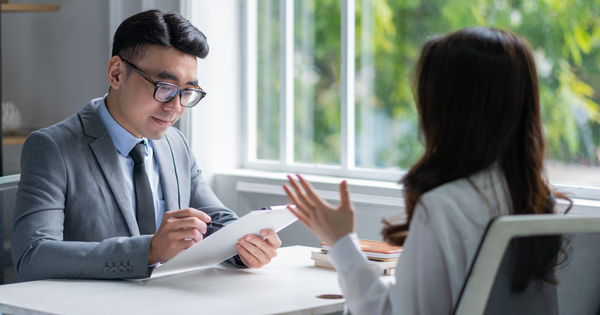 Được hỏi “làm thế nào nếu cuộc họp có 6 lãnh đạo nhưng chỉ có 4 cái ghế”, người thường bối rối, người EQ cao ghi điểm trong mắt nhà tuyển dụng bằng câu này