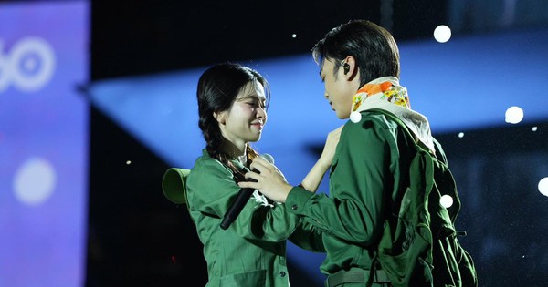 Nam ca sĩ đắt show dịp Đại lễ 2/9, có cộng đồng fan cực “khủng”: Ủng hộ 300 triệu đồng cho đồng bào miền Trung ngay tại concert Quốc gia