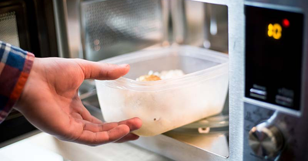 Đừng hâm nóng thứ này trong lò vi sóng, chỉ 3 phút có thể giải phóng hàng tỷ hạt vi nhựa, tế bào người chết hàng loạt