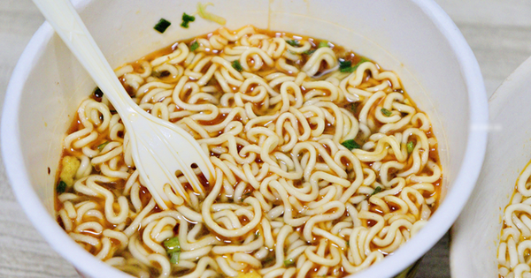 Bé gái 15 tuổi "dạ dày cứng như đá" vì ăn mì tôm mỗi ngày