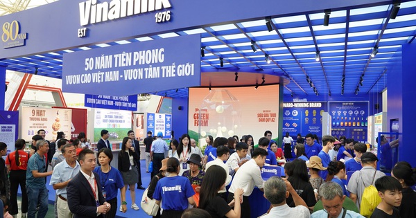 Hàng dài khách tham quan xếp hàng đợi trải nghiệm gian hàng Vinamilk