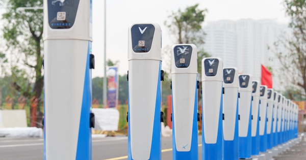 Ông Phạm Nhật Vượng vừa đưa vào vận hành trạm sạc xe điện lớn nhất Việt Nam: Tổng cộng gần 1.200 cổng sạc, toạ lạc ở công trình top 10 thế giới