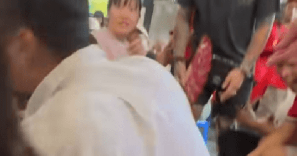 Mỹ nam Vbiz đi xem Tổng duyệt A80 mà viral khắp MXH: Cười lên đẹp phát sáng, chị em thi nhau nhường chỗ