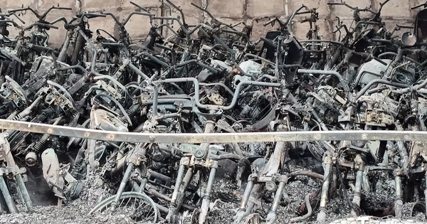 Cận cảnh hàng trăm xe máy bị lửa thiêu rụi trong bãi xe dưới cầu Vĩnh Tuy