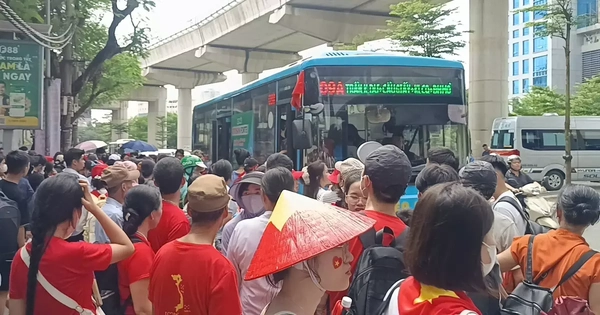 Hình ảnh khách đi xe buýt đông hiếm gặp ở Hà Nội