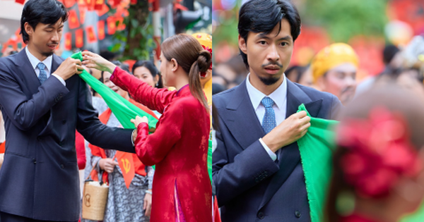 Trọn bộ hình như "hình cưới" của Đen Vâu và Hoàng Thuỳ Linh: Ánh mắt nhà trai nhìn "nóc nhà" lạ quá!