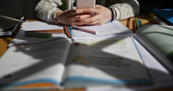 Pháp đề xuất cấm bán điện thoại thông minh cho trẻ em dưới 15 tuổi, trẻ từ 11 tuổi sử dụng điện thoại không có Internet