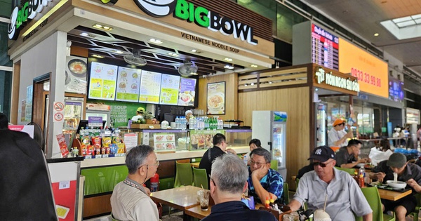 Nhiều hành khách lặng lẽ bỏ đi sau khi nhìn giá phở, mì gói ở sân bay