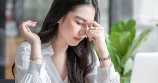 Dân văn phòng ngồi điều hòa cả ngày dễ sốc nhiệt: Bác sĩ chỉ cách phòng tránh