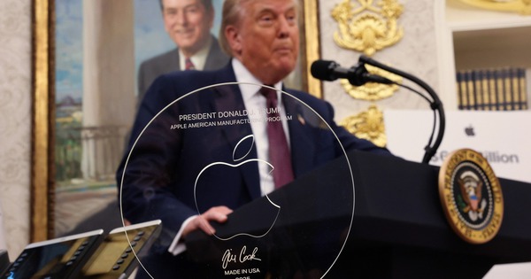 Đem tặng ông Trump thứ gì mà CEO Tim Cook nhận lại phần quà siêu to khổng lồ: 'Apple sẽ được đối xử đặc biệt'