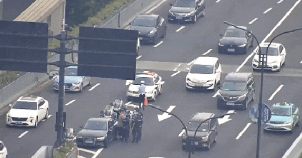 Nhận được tin báo khẩn, cảnh sát lập tức chặn 1 xe ô tô đang chạy trên cao tốc: phát hiện hơn 440 triệu tiền mặt ở ghế phụ và lời khai bất ngờ của tài xế