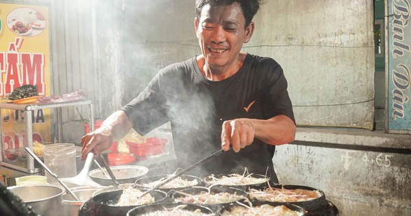 Xe bán bánh xèo của người cha đơn thân nuôi 2 con tự kỷ