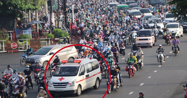 Hình ảnh xe cứu thương "chật vật" di chuyển trên Quốc lộ 13