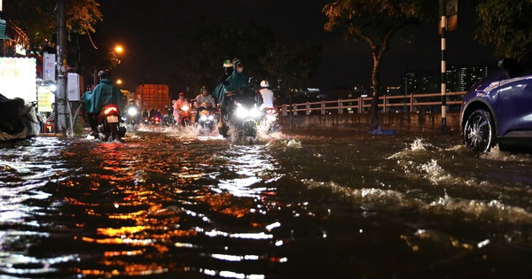 Mưa lớn kết hợp triều cường, đường Trần Xuân Soạn ngập sâu