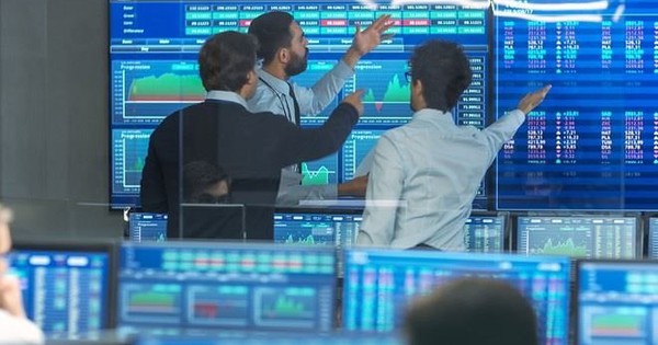 Khối ngoại tiếp đà bán ròng gần 1.200 tỷ đồng phiên cuối tuần, cổ phiếu nào bị "xả" mạnh nhất?