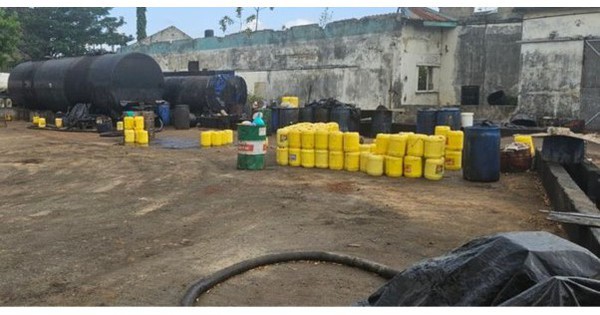 Đột kích một bãi đỗ xe, công an triệt phá đường dây sản xuất dầu ăn giả, tịch thu nhiều can dầu 20 lít và tiền mặt phi pháp