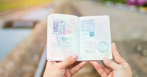 Nhiều nước sắp bỏ đóng dấu hộ chiếu, xuất nhập cảnh thế nào?