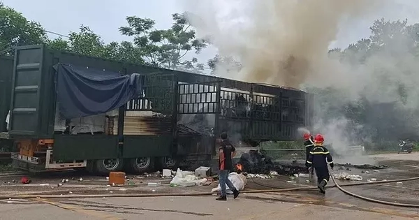 Cháy xe container, phát hiện gần 3 tấn xúc xích 'bẩn'