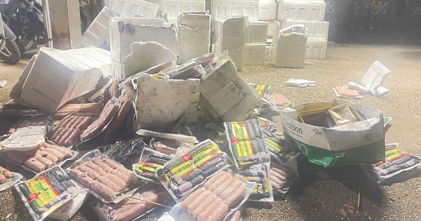 Cháy xe container giữa đường, hé lộ bí mật ẩn giấu trong 195 thùng xốp khiến nhiều người giật mình