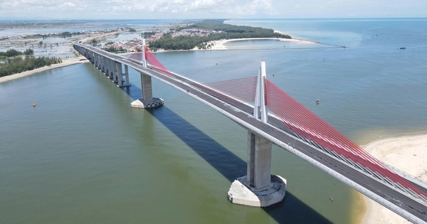 Chậm tiến độ 9 tháng, cầu vượt cửa biển lớn nhất miền Trung bây giờ ra sao?