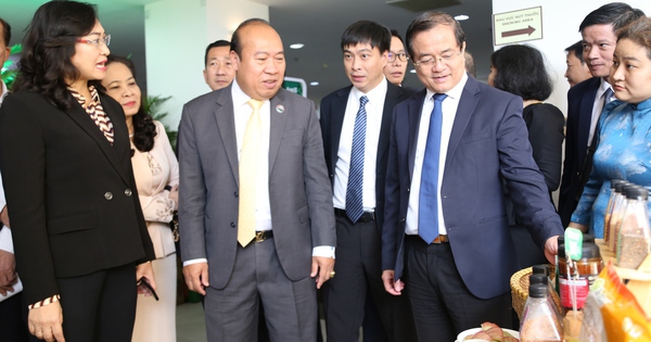 Đặt mục tiêu 20 tỉ USD kim ngạch thương mại song phương Việt Nam - Campuchia