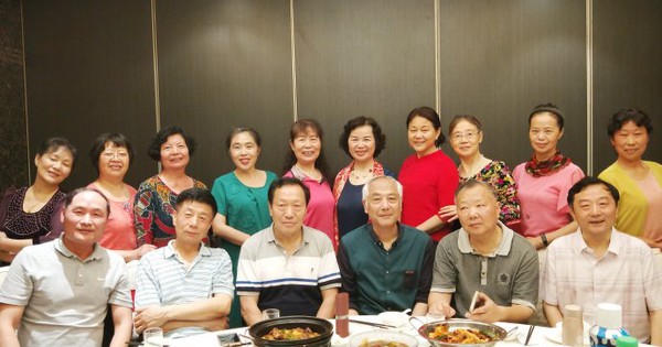 Họp lớp được hỏi lương, tôi định nói 200 triệu đồng/tháng thì vợ trả lời thay: “Chục triệu đủ ăn”, về nhà bị loại khỏi nhóm chat nhưng hài lòng