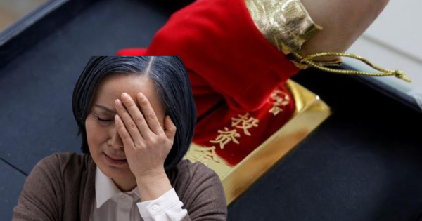 Mua 1 thỏi vàng 100g rồi ký gửi tại quầy, 11 năm sau quay lại người phụ nữ ngỡ ngàng khi chủ tiệm từ chối trả hàng: Tôi hoàn tiền cùng phiếu mua hàng cho chị!