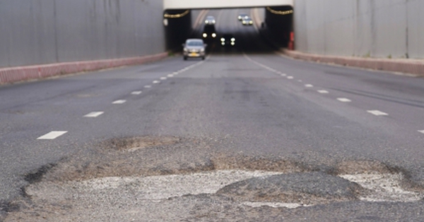 Sau 9 tháng thông xe, hầm chui 800 tỷ ở TP.HCM xuất hiện nhiều ổ voi, ổ gà