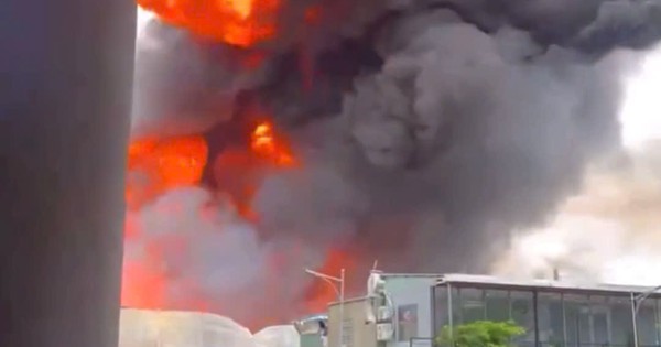 Cháy lớn nhà xưởng ở TP HCM, nhiều cư dân ở chung cư kề bên chạy tán loạn