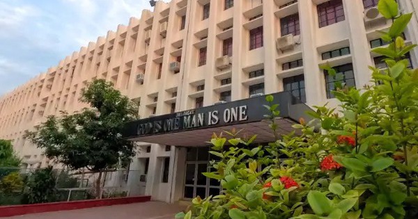 Ngôi trường đông học sinh nhất thế giới