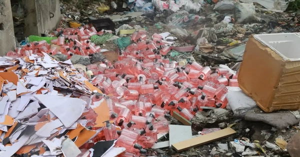 Mỹ phẩm không rõ nguồn gốc vứt ngổn ngang tại bãi rác tự phát ở Hà Nội