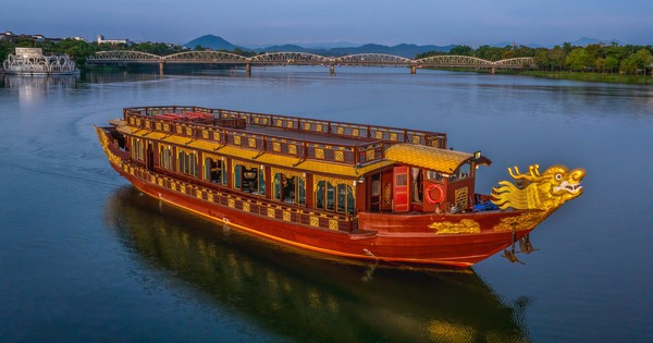 Thương hiệu Việt “trình làng” BST mới trên ngự thuyền Huế, đưa nghệ thuật thêu cung đình vào loạt mẫu váy cưới ấn tượng