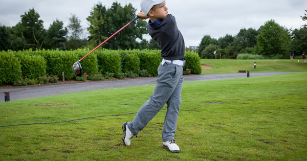 "Thần đồng 6 tuổi" từng gây bão mạng: 4 ngày dành 3 danh hiệu, mới chỉ tập luyện 2 năm, có "tài năng thiên bẩm với golf"