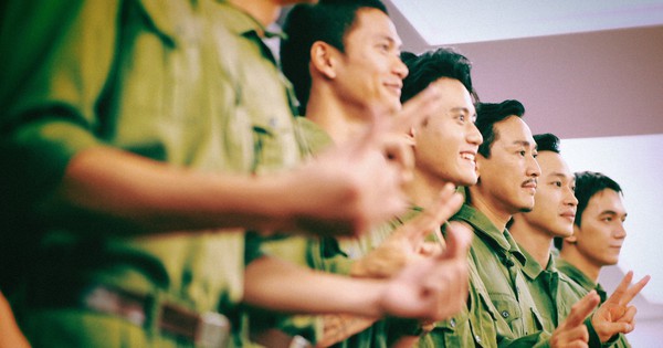 Dàn diễn viên Mưa Đỏ từ Quảng Trị 1972 xuyên không hiện tại tận hưởng hoà bình, 20.000 người ở SVĐ Mỹ Đình nức nở