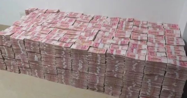 Đột kích, tịch thu hơn 173 tỷ tiền mặt nằm vương vãi trên giường tại hiện trường liên quan đến 1 vụ án lừa đảo siêu tinh vi