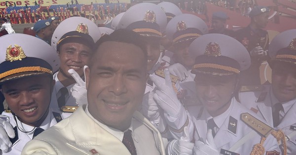 Nam diễn viên Vbiz bất ngờ hot khắp nơi với bộ ảnh diễu hành 2/9 “không điểm nào khen”!