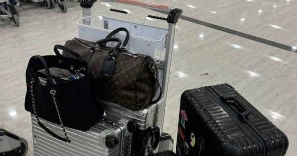 Chiếc túi trong nhà vệ sinh sân bay và bài TEST nhân phẩm của một tỷ phú