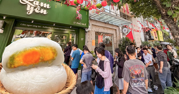 Hiện tượng bánh Trung thu đang "khuấy đảo" tại Hà Nội: Khách xếp hàng từ 6h sáng, mỗi người chỉ được mua 5 chiếc