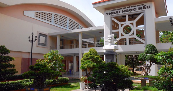 Ngôi trường miền Tây hot rần rần MXH vì khuôn viên siêu xinh, cựu học sinh có người đang tham gia Anh Trai Say Hi