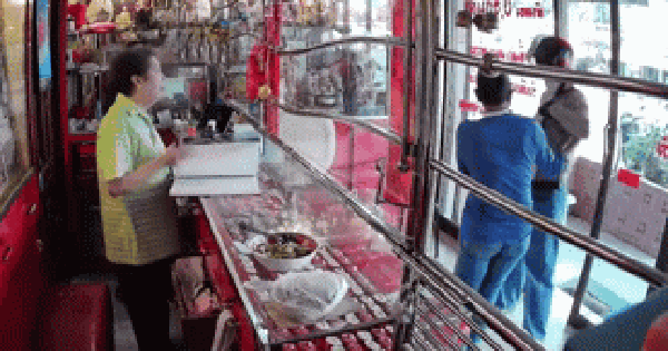 Đi bán nhẫn vàng thì gặp cướp, người phụ nữ bất ngờ trở thành con tin, video hiện trường gay cấn như phim