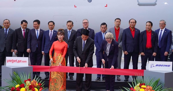 Tập đoàn của tiến sĩ Nguyễn Thị Phương Thảo nhận bàn giao tàu bay Boeing 737-8 đầu tiên trong đơn hàng trị giá 32 tỷ USD
