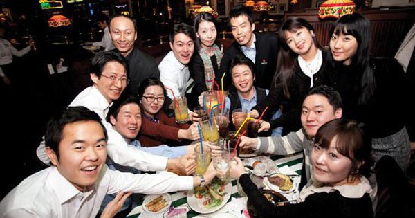 Đi họp lớp, người đàn ông chi gần 500 triệu mua iPhone 17 tặng bạn cũ: Sự thật lộ tẩy, phải lập tức rời nhóm chat